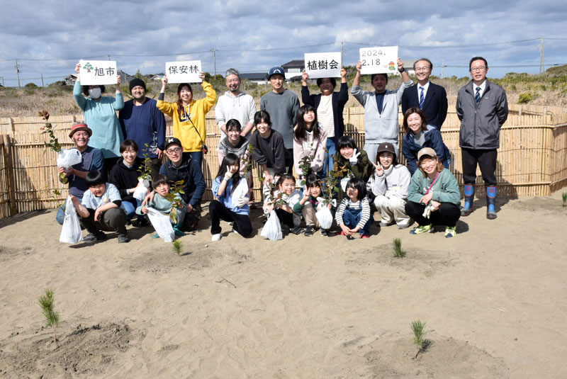 苗木の植樹を終えて記念撮影する参加者＝旭市