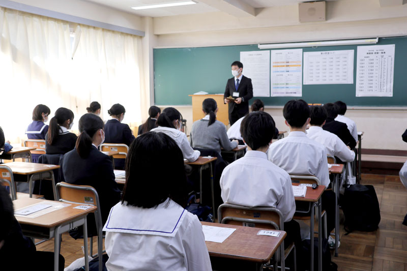 県内の公立高入試が20日に始まり、3万5125人が筆記試験などに臨んだ。試験は21日も行われ、合格発表は3月4日=20日、千葉市中央区の県立千葉高校