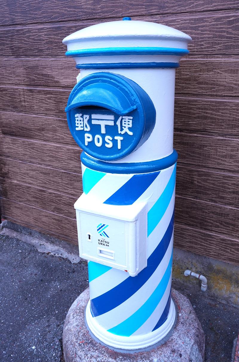 斜めラインがデザインされた家の田踏切そばの丸型ポスト