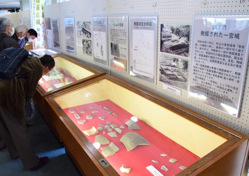 一宮城の出土遺物を見る来場者＝一宮町中央公民館