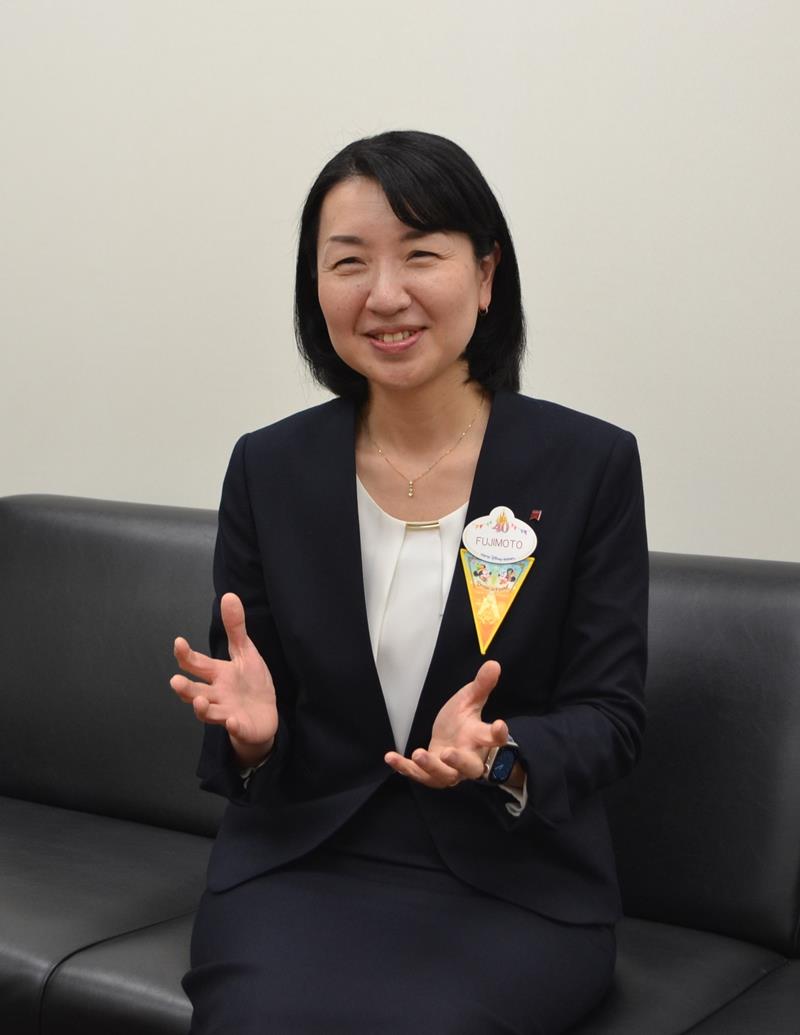 「ファンタジースプリングスホテルの館内はどこを切り取っても絵になる」と話す宿泊部長の藤本さん=浦安市