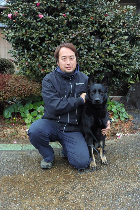 鈴木さんと現在のパートナー犬のディオ