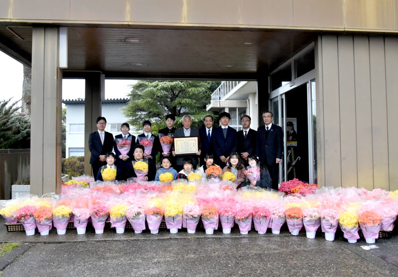 感謝状を持つ山口会長（後列右から５人目）と太田市長（同４人目）ら＝いすみ市