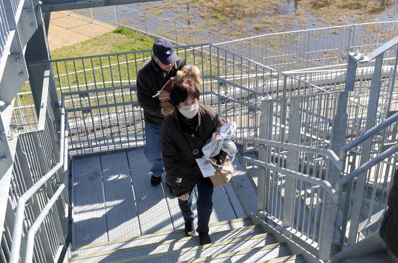 訓練で津波避難タワーを登る地元住民＝１０日、大網白里市