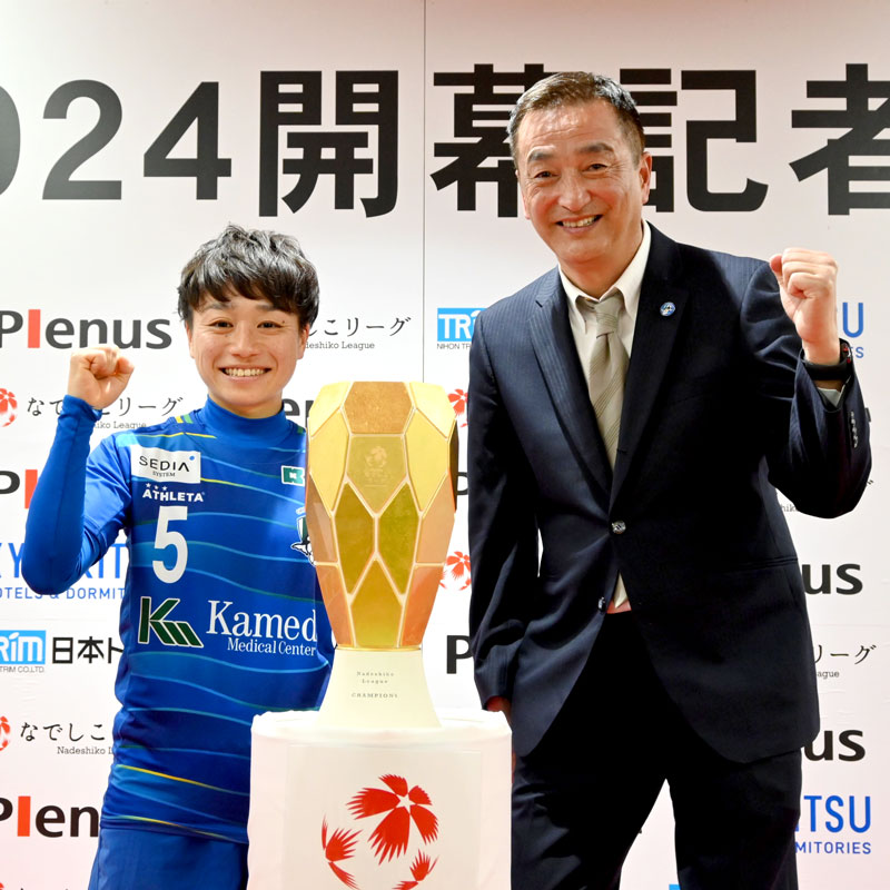 リーグ開幕に向け意気込むオルカ鴨川の高塚主将（左）と辛島監督＝東京都内