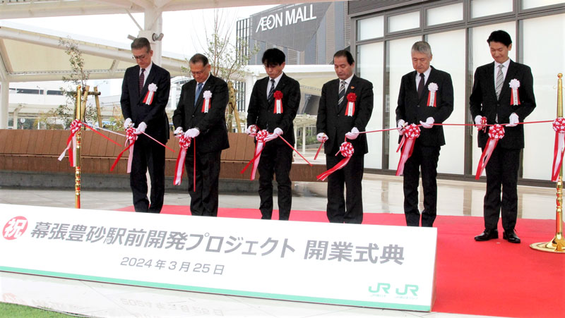 駅前開発プロジェクトの開業セレモニーで行われたテープカット＝２５日、千葉市美浜区