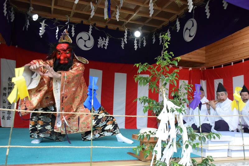 保存会によって演じられた伝統の神楽＝匝瑳市