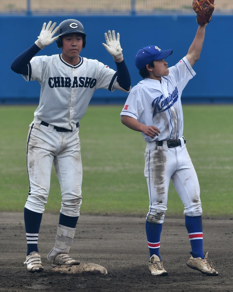 １０回表千葉商２死三塁、篠宮（左）の適時二塁打で６点目