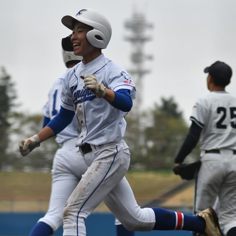 ２回裏検見川２死二、三塁、竹内の適時打で三走石井が同点のホームイン