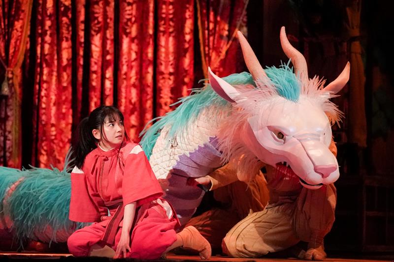白竜の世話をする千尋役の福地桃子。（写真提供＝東宝演劇部）