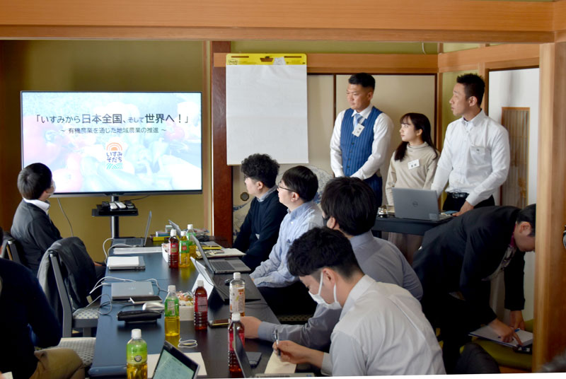 いすみ市の課題解決に向けて考案した事業を説明するＮＴＴ東日本グループの社員ら＝同市