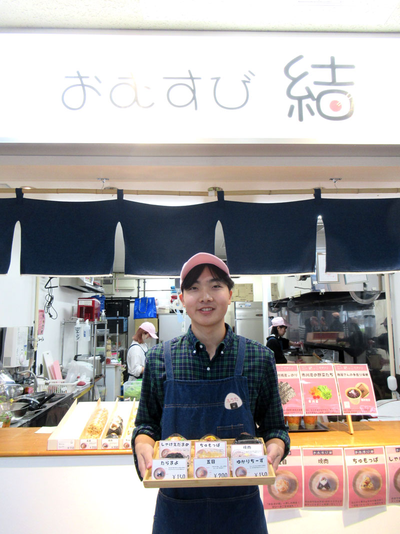 「おむすび　結」をオープンした土屋さん。おにぎりのほか豚汁とサラダもある＝市川市の千葉商科大