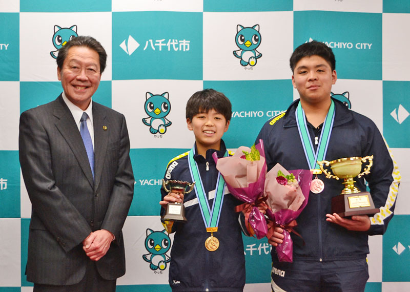 兄弟そろって水球の全国大会に出場し、弟の高野広太君（中央）は優勝、兄の太一さん（右）は３位に入り、服部市長に好成績を報告＝八千代市役所