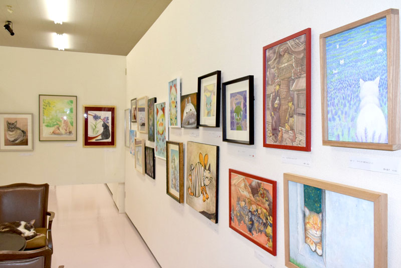 猫の絵画作品だけでも多彩。本物の猫（左下）も姿を見せる