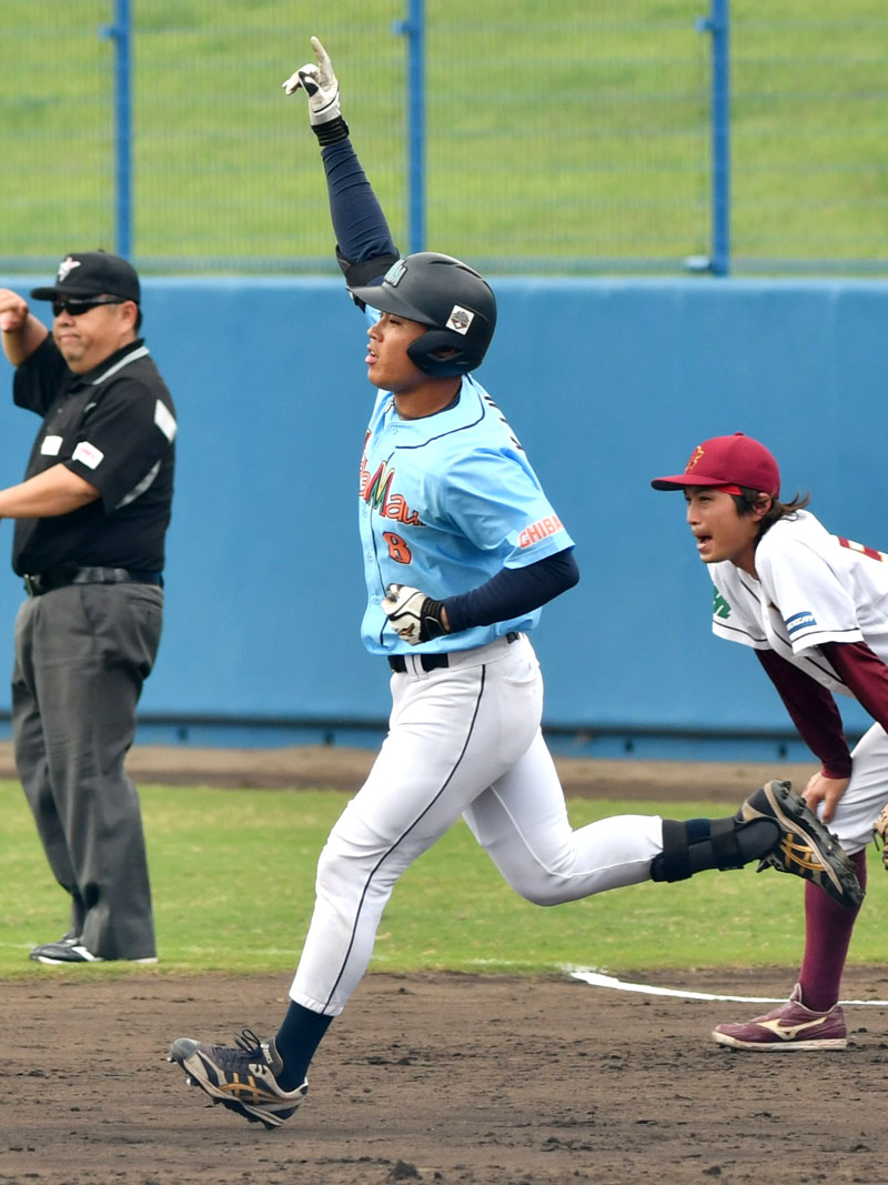 ＹＢＣ柏－ハナマウイ　８回裏２死、ハナマウイの代打山田が右越えに同点本塁打を放って右手を突き上げる＝県総合ＳＣ