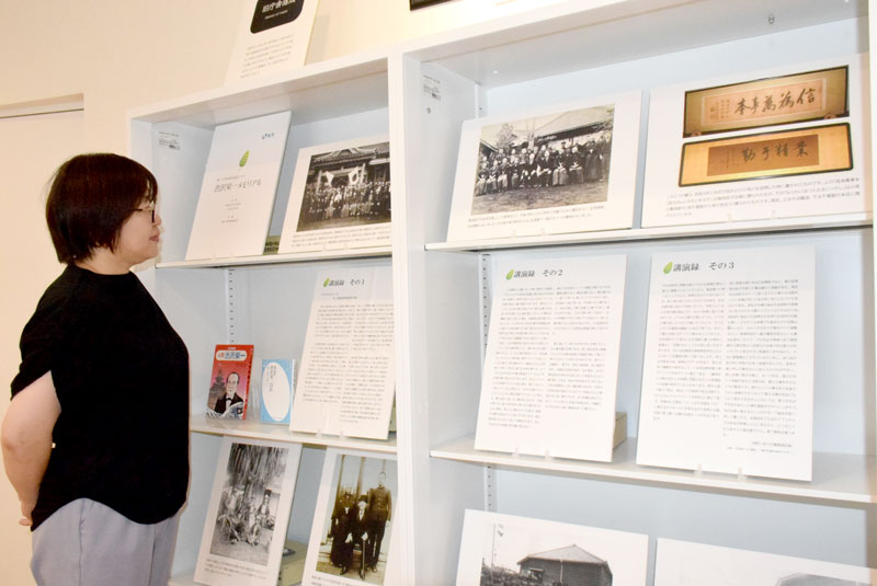 旭を訪れた際に地元の人たちと撮影された写真などが並ぶ「メモリアル展」=旭市役所