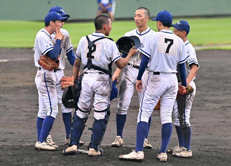 八千代東－市川工　８回のピンチでマウンドに集まる市川工ナイン。左端は坂上主将＝青葉の森