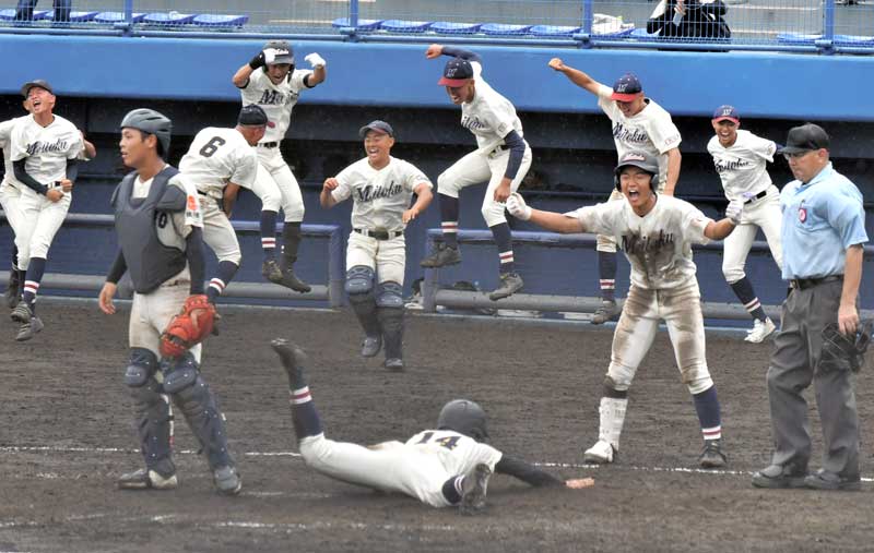 千葉明徳─銚子商　４点差からの逆転サヨナラ勝ちを決め、ベンチから飛び出して喜ぶ千葉明徳の選手たち＝県総合ＳＣ