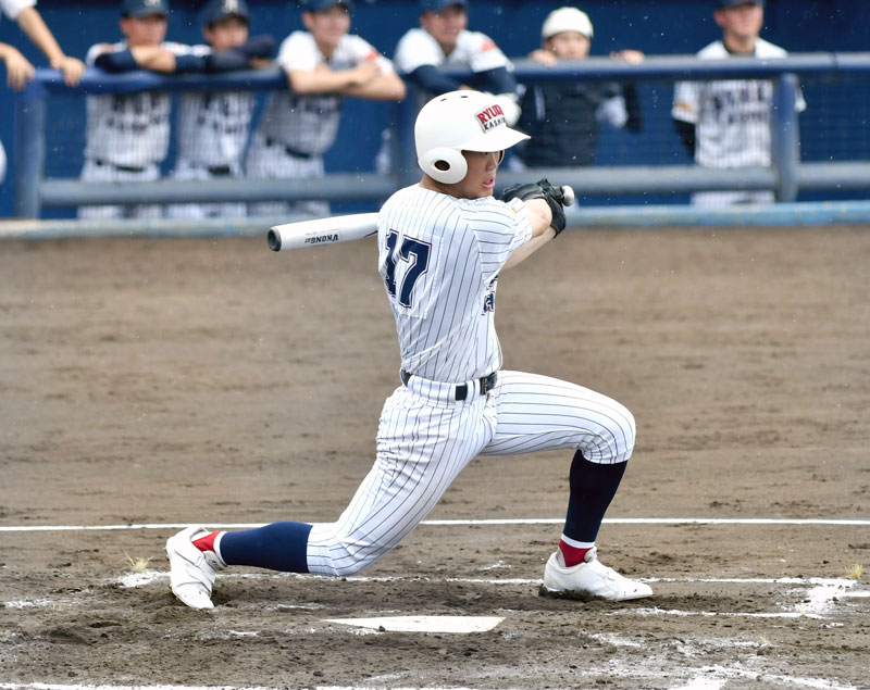 白井－流通経大柏　２回裏流通経大柏無死二、三塁、大井が右翼にランニング本塁打を放つ＝県総合ＳＣ