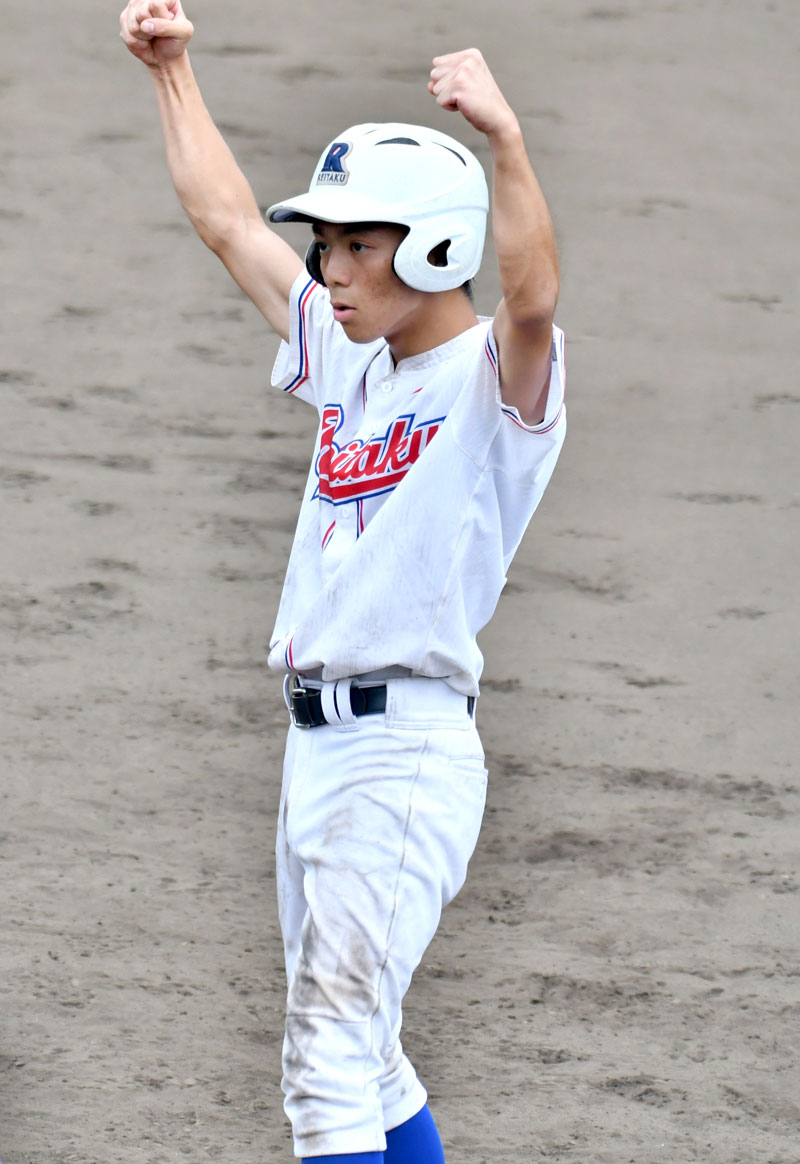 麗澤-明聖 6回裏2死満塁で2点適時打を放ち両手を掲げる麗澤の唯井=柏の葉