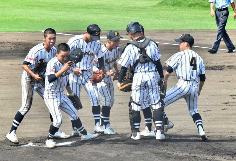 船橋北-習志野 マウンドに集まる船橋北の田中(左)ら=柏の葉
