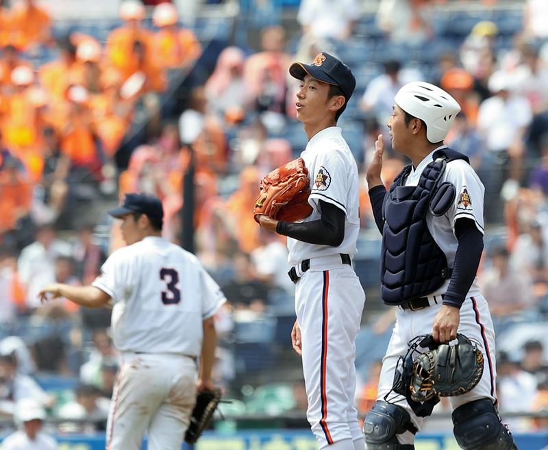１０回表２死二塁、木更津総合の羽根（右）が石沢に声をかける