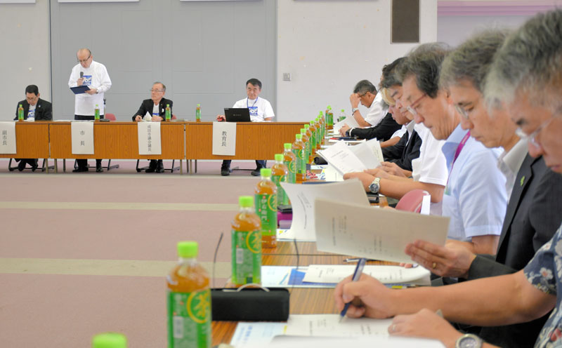 成田市７０周年の記念式典の実施内容を決めた実行委員会＝２０日、市役所