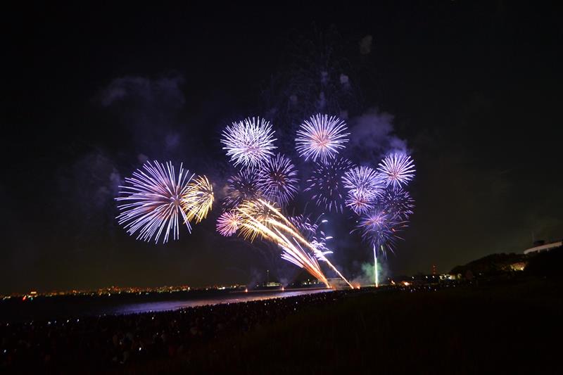 約２万発が海辺を彩った「幕張ビーチ花火フェスタ」＝３日、千葉市美浜区