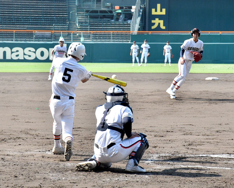 シート打撃をする木更津総合の山田（５）＝甲子園