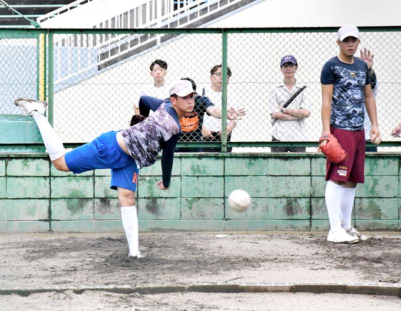 ブルペンで投球練習する木更津総合の千葉（左）と井上＝兵庫県伊丹市