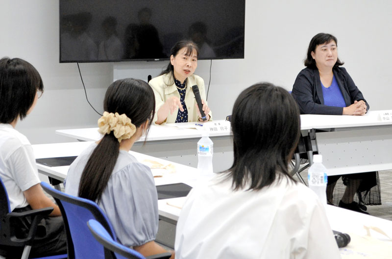女性管理職の話を聴く参加者たち＝６日、千葉市稲毛区の量子科学技術研究開発機構