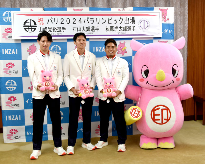 パリパラリンピックへの出場を報告するため印西市役所を訪問した順大の（左から）荻原、石山、山崎の各選手＝８日、市役所