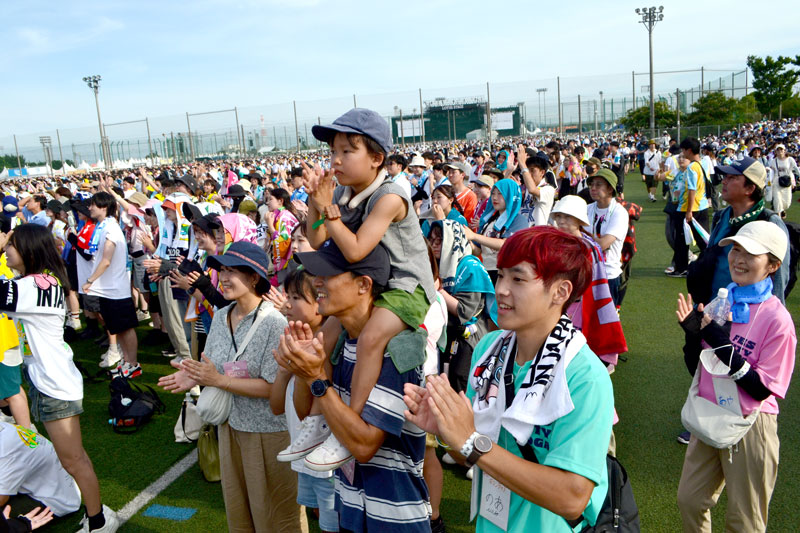 大学生ガイドと一緒にステージを鑑賞する参加者たち=千葉市中央区の蘇我スポーツ公園