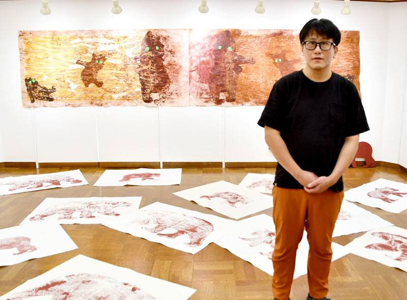 独特の技法による作品を展示する下野さん＝千葉市民ギャラリー・いなげ