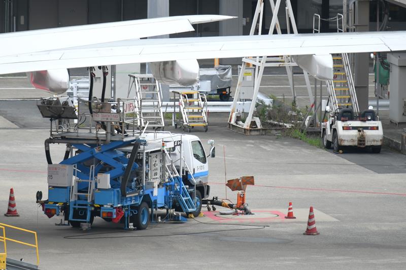 成田空港で出発前の航空機に燃料を給油する特殊車両＝２２日、成田市（記事と直接関係ありません）