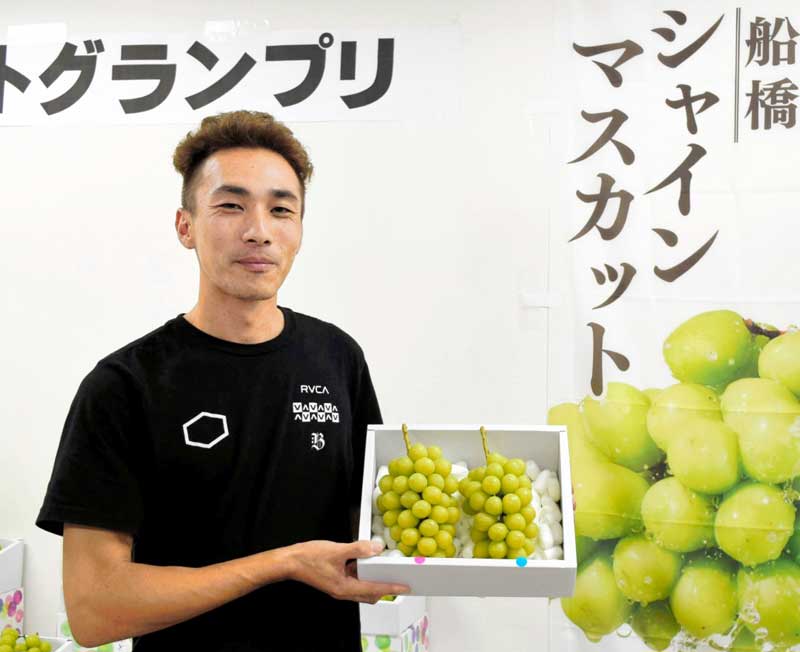 「ふなばしシャインマスカットグランプリ」で１位に輝いた斎藤さん＝船橋市豊富町のＪＡいちかわ船橋経済センター
