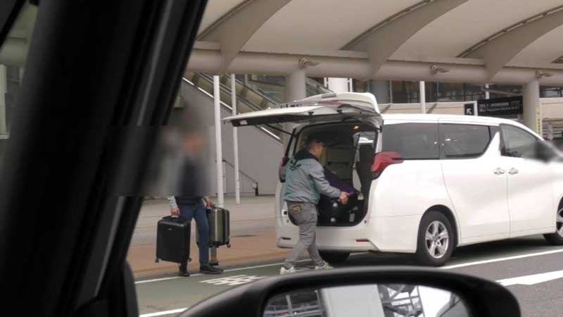 成田空港で車に荷物を積む男性＝４月２３日（千葉県警提供）