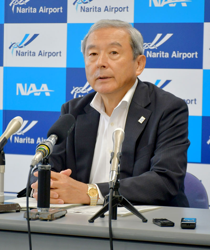 定例会見で成田空港の運用状況などについて説明するNAAの田村社長=27日、成田市の同空港