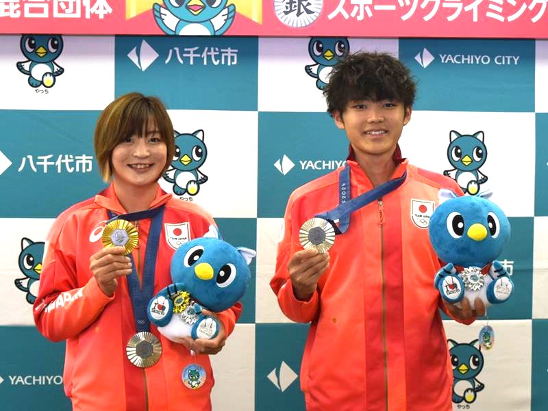八千代市は角田選手（左）と安楽選手を招き祝賀パレードと祝賀会を開く