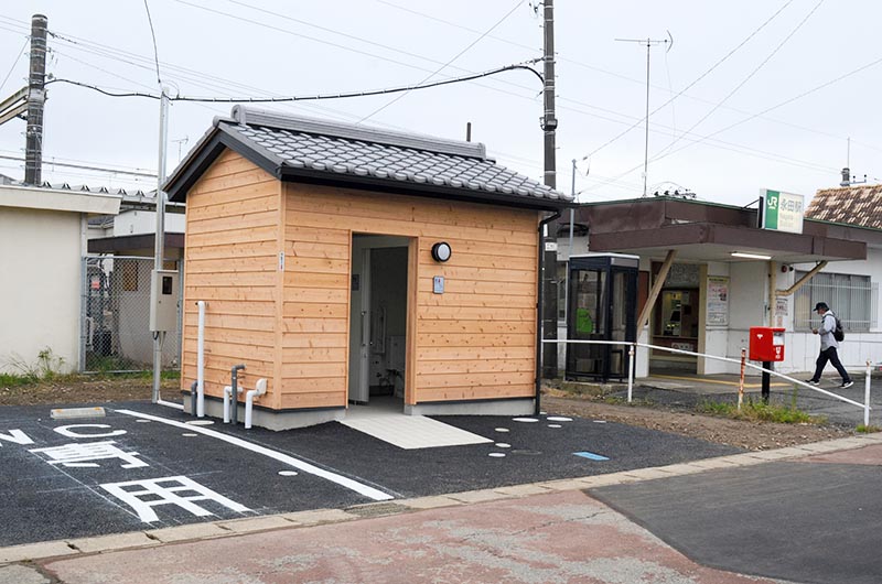 ＪＲ永田駅の出入り口近くに設置された公衆トイレ＝８日、大網白里市