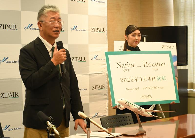 ジップエアの北米５路線目となるヒューストン就航をアピールする西田社長（左）＝１０日、成田市の成田空港