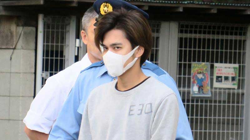 送検のため八千代署を出る轟容疑者＝１１日午前８時４５分ごろ、八千代市