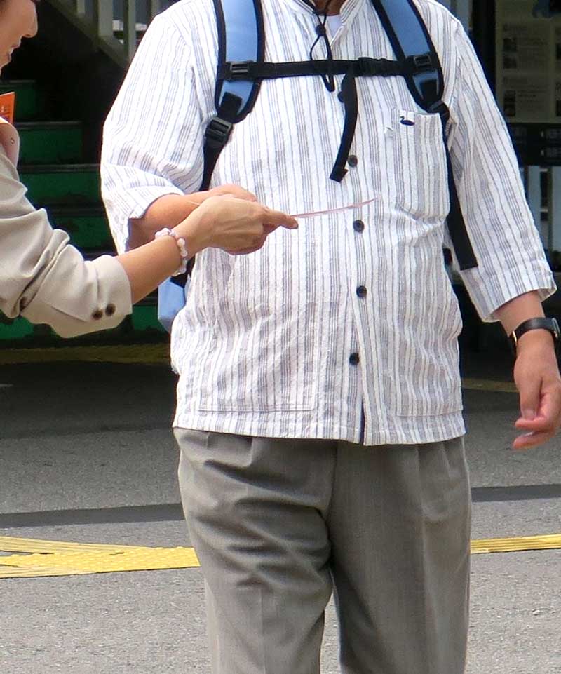 有権者にビラを配る候補者＝１５日、我孫子市