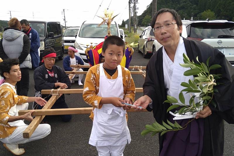 神職から鉛筆を受け取る子ども＝御宿町（提供写真）