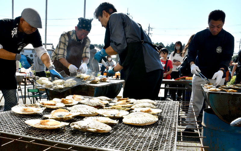 岩手県産のホタテを求めて長蛇の列ができた山田ふれあいまつりの会場＝３日、香取市