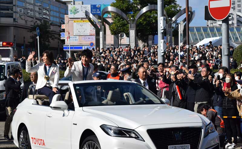パレードする角田選手（左）と安楽選手＝９日、八千代市