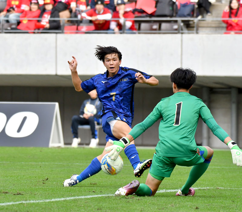 前半、シュートを放つ日体大柏の沼田