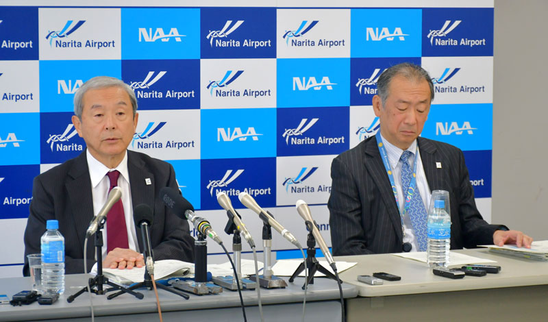純利益が195億円の黒字だった2024年9月中間連結決算について説明するNAAの田村社長(左)ら=28日、成田市