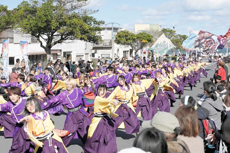 シンボルロードで息の合った演舞を披露するよさこいチーム＝２４日、銚子市