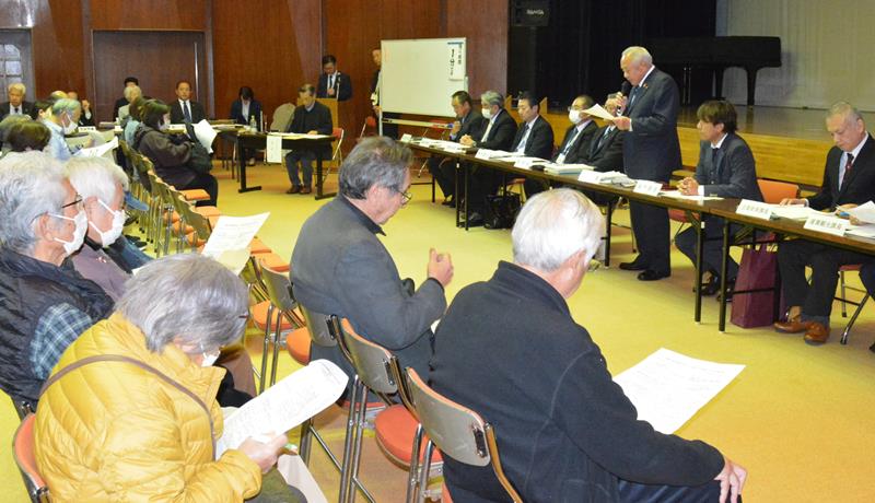 公開討論会で自身の考えを述べる石田町長＝３０日、御宿町